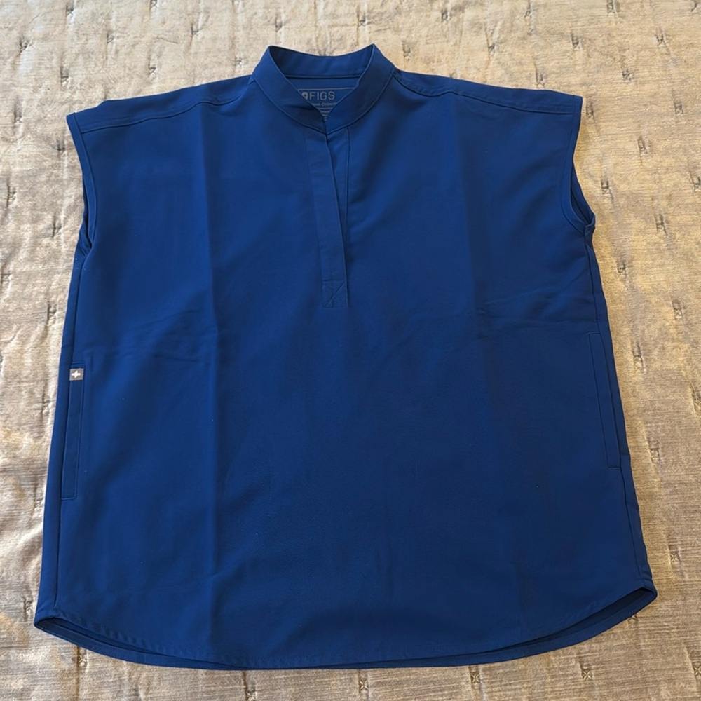 Figs scrub top size xs Rafaela Oversized Scrub Top. In the color winning blue